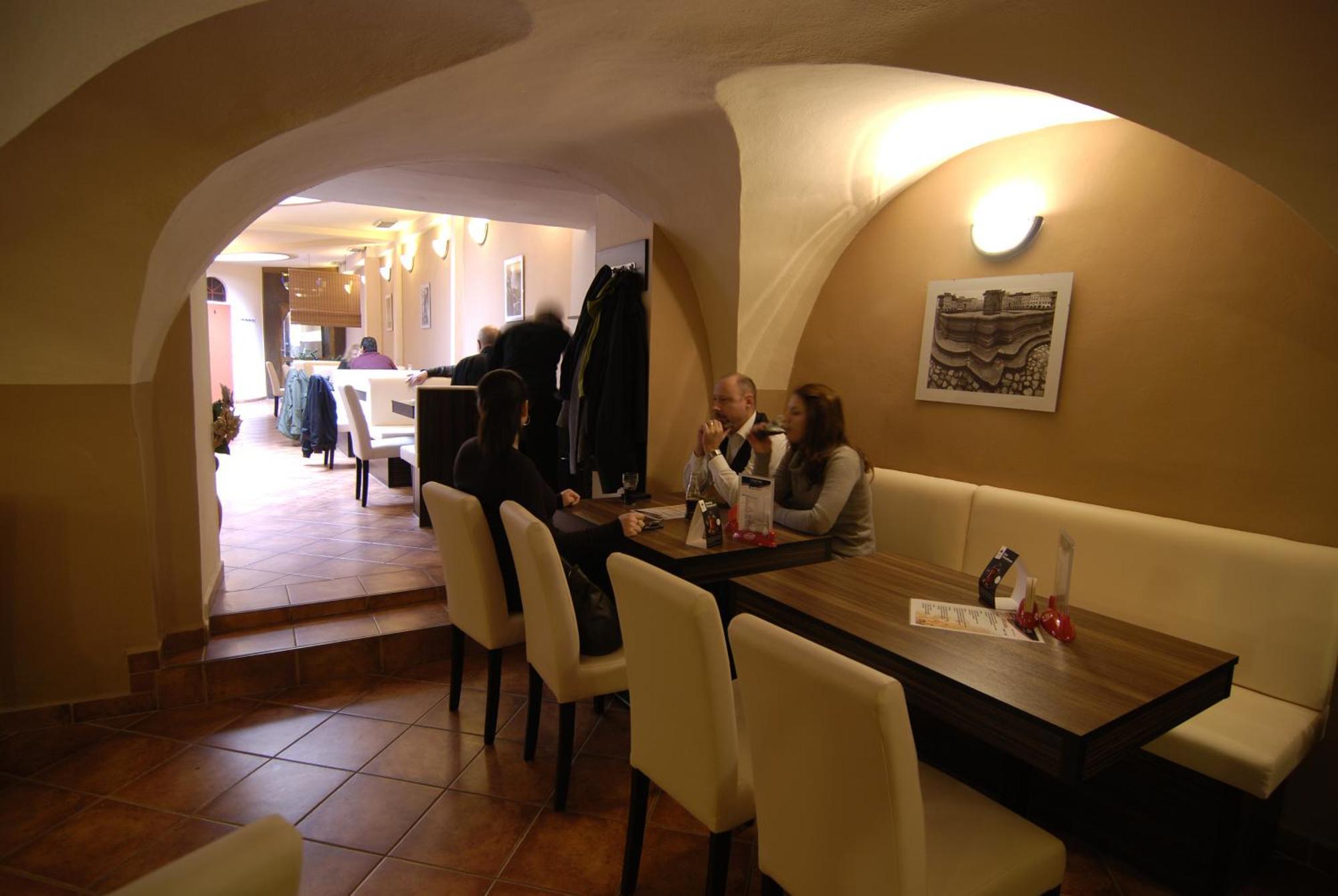 Fontana Pizzeria - Pension Ceske Budejovice Exteriör bild