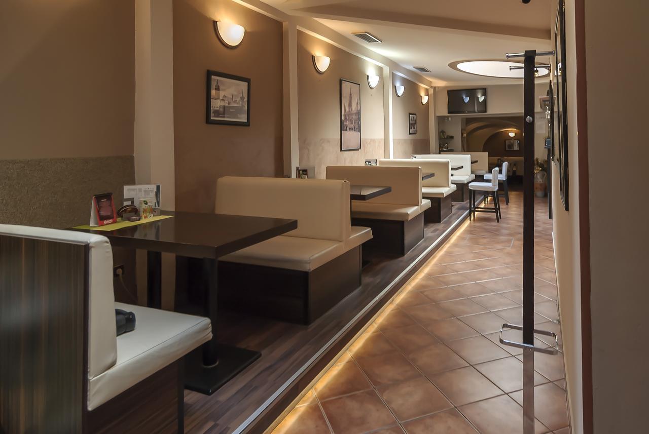 Fontana Pizzeria - Pension Ceske Budejovice Exteriör bild